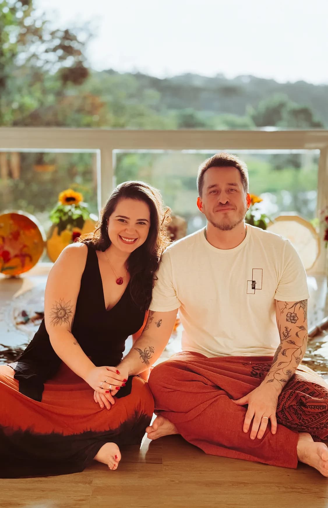 Ariane Aleixo e David Moratório sentados lado a lado no espaço da Oficina Ametista.