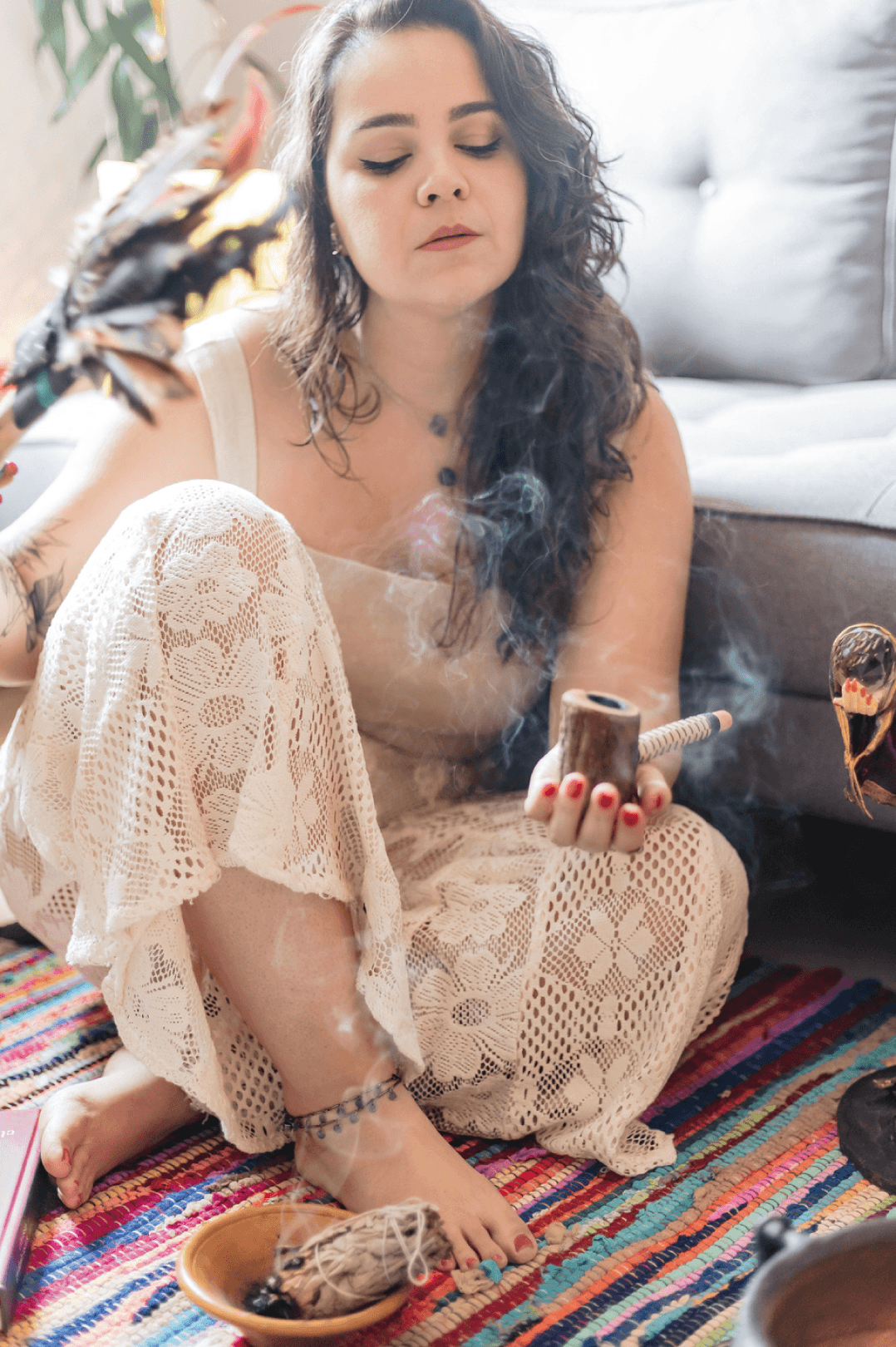 Ariane de vestes bege produzindo um incenso.