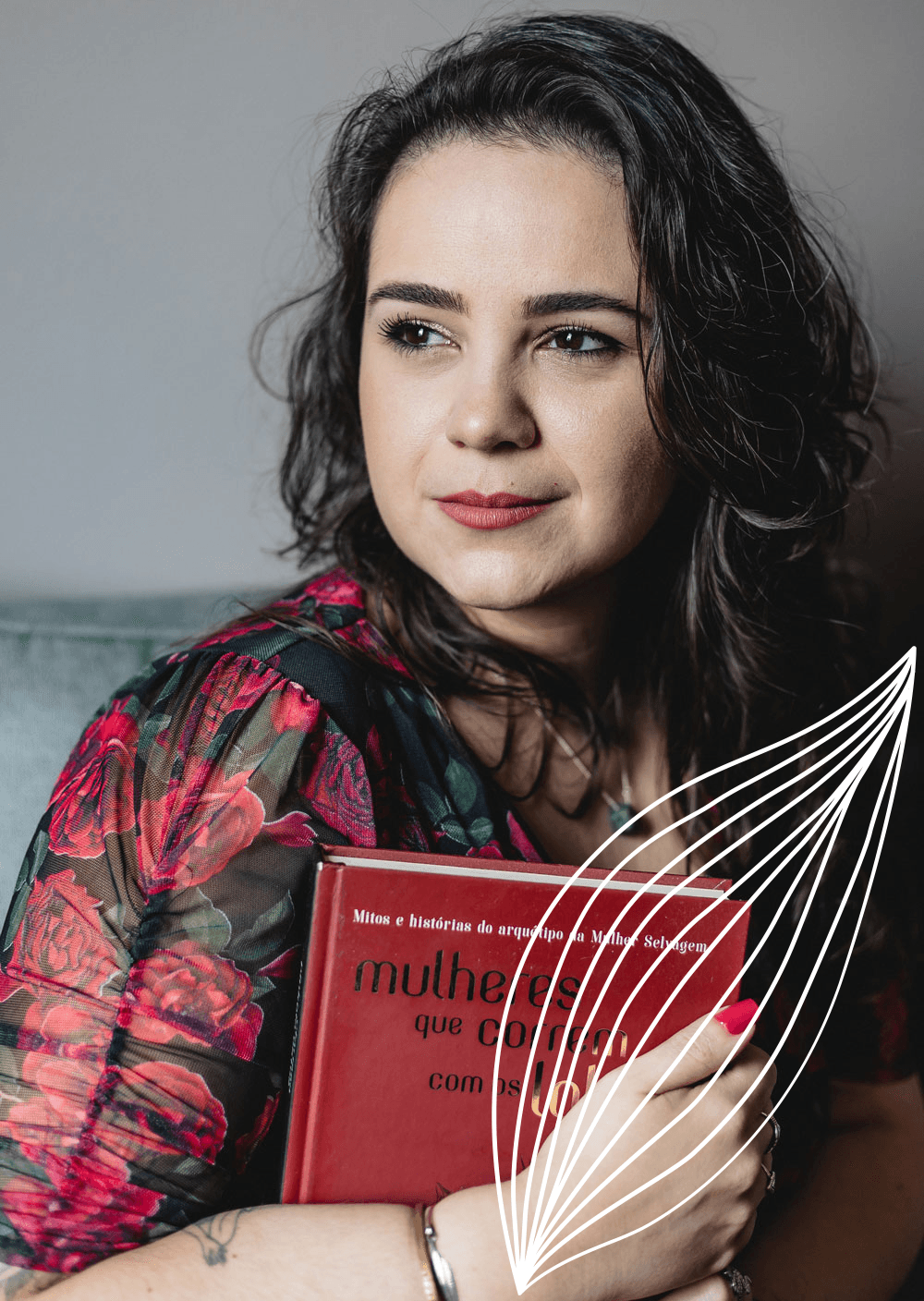 Ariane Aleixo segurando livro: Mulheres que correm com os lobos.
