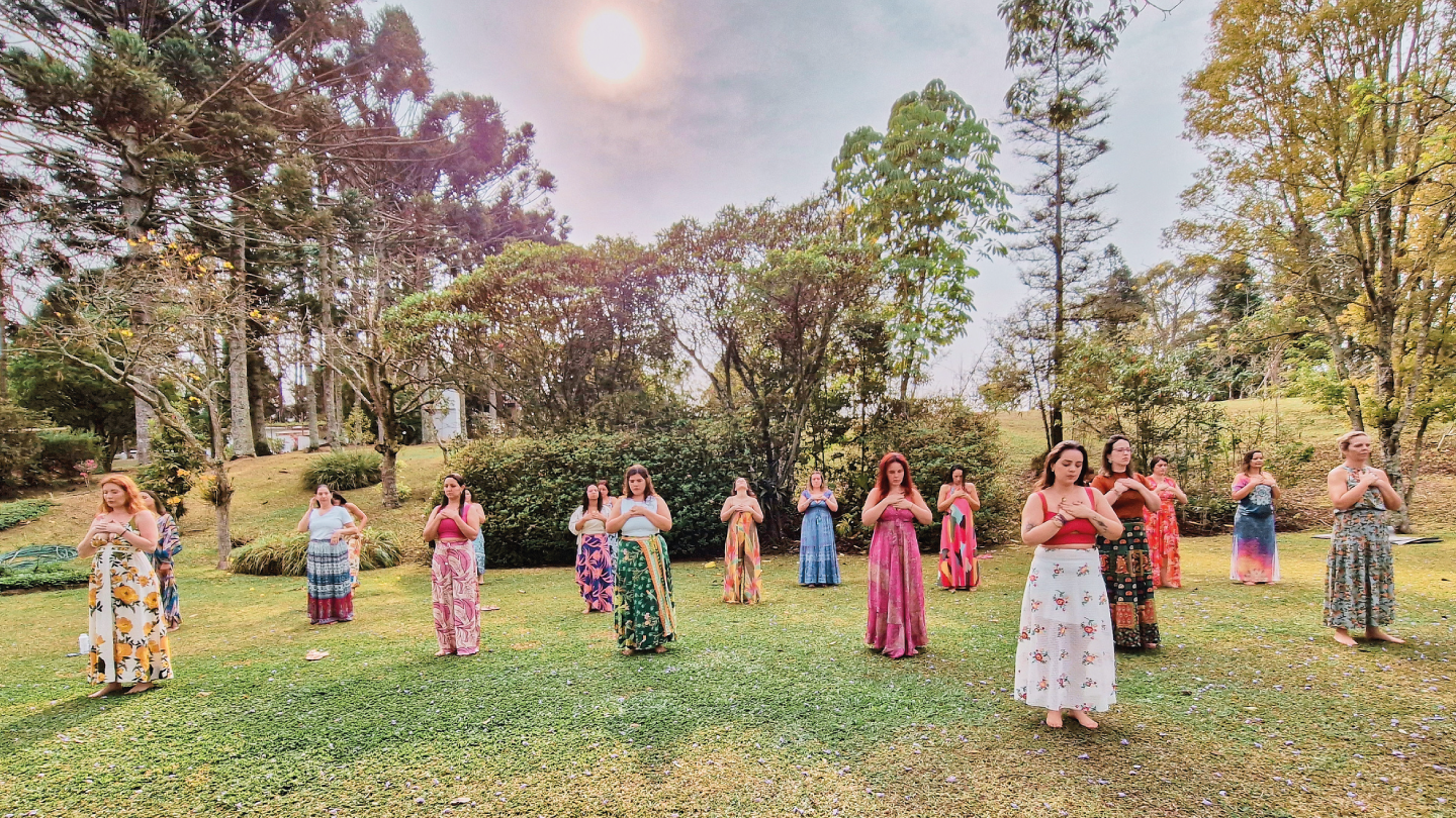 Mulheres concentradas, reunidas em um campo aberto.
