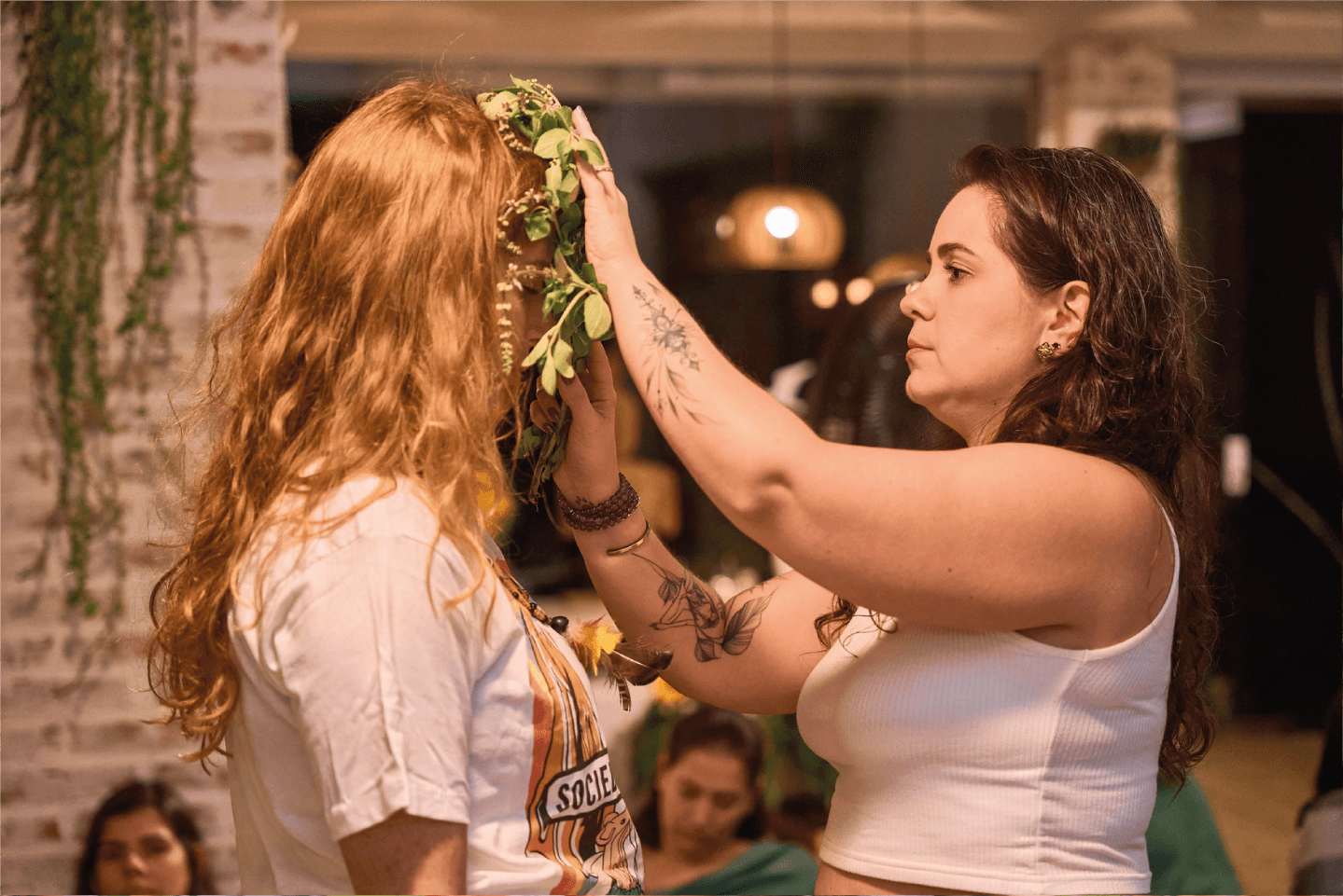 Ariane iniciando transformação em aluna, com ervas para purificar e elevar.