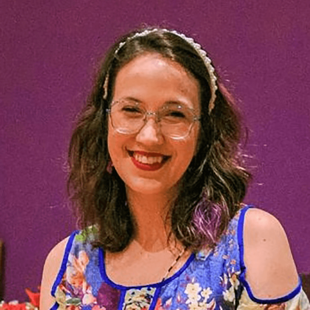 Tati Cunha em fundo roxo.