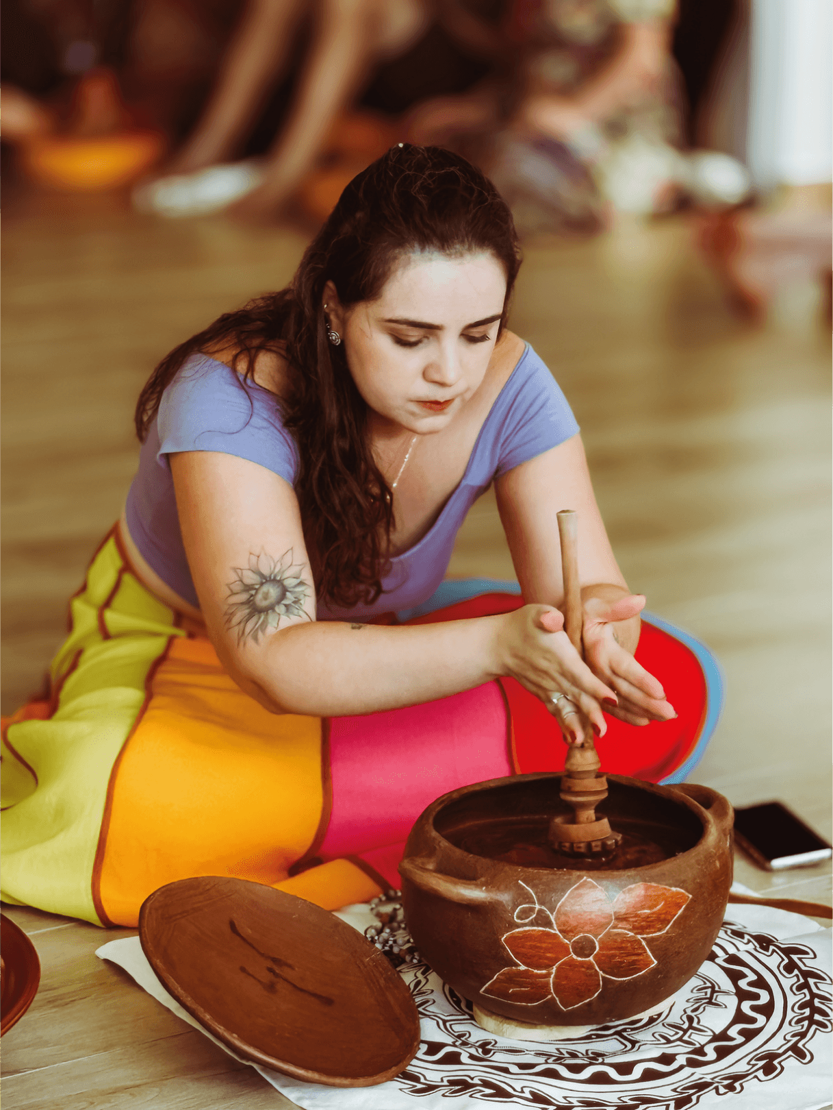 Ariane preparando o cacau da mentoria.