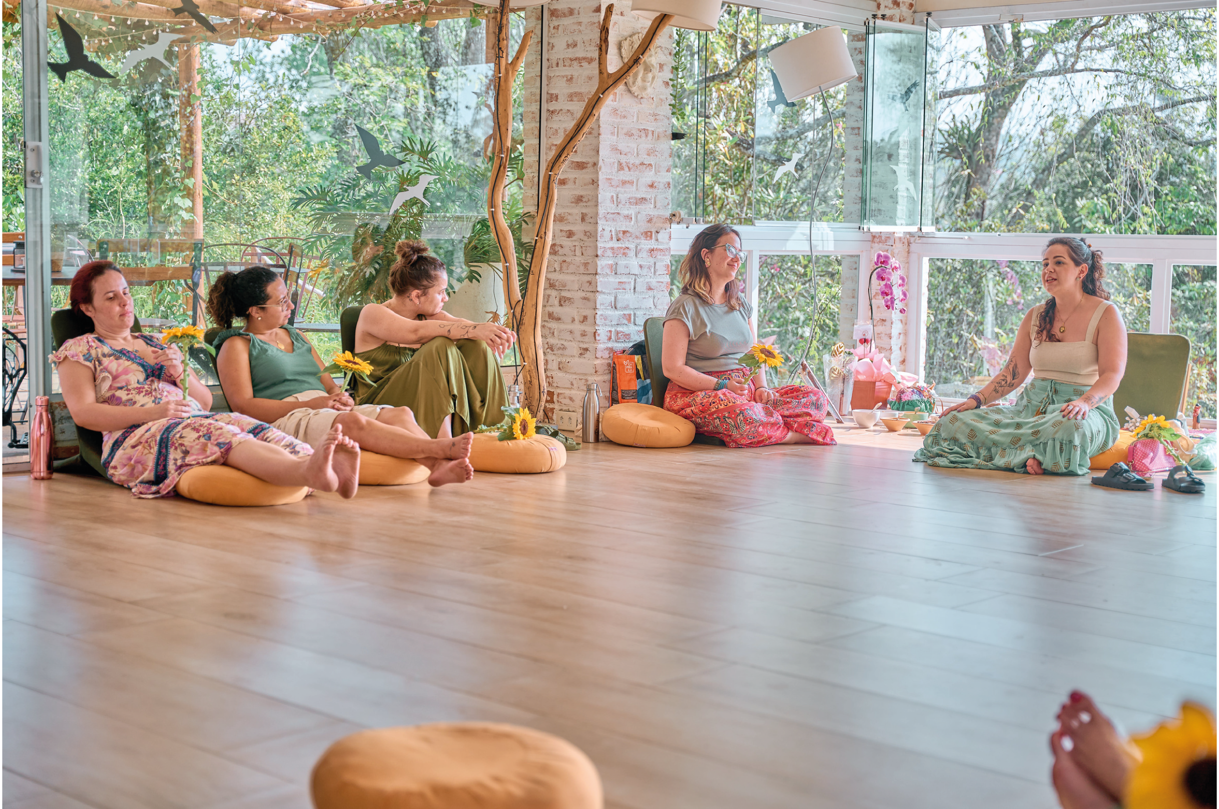 Mulheres reunidas em conversa acolhedora.