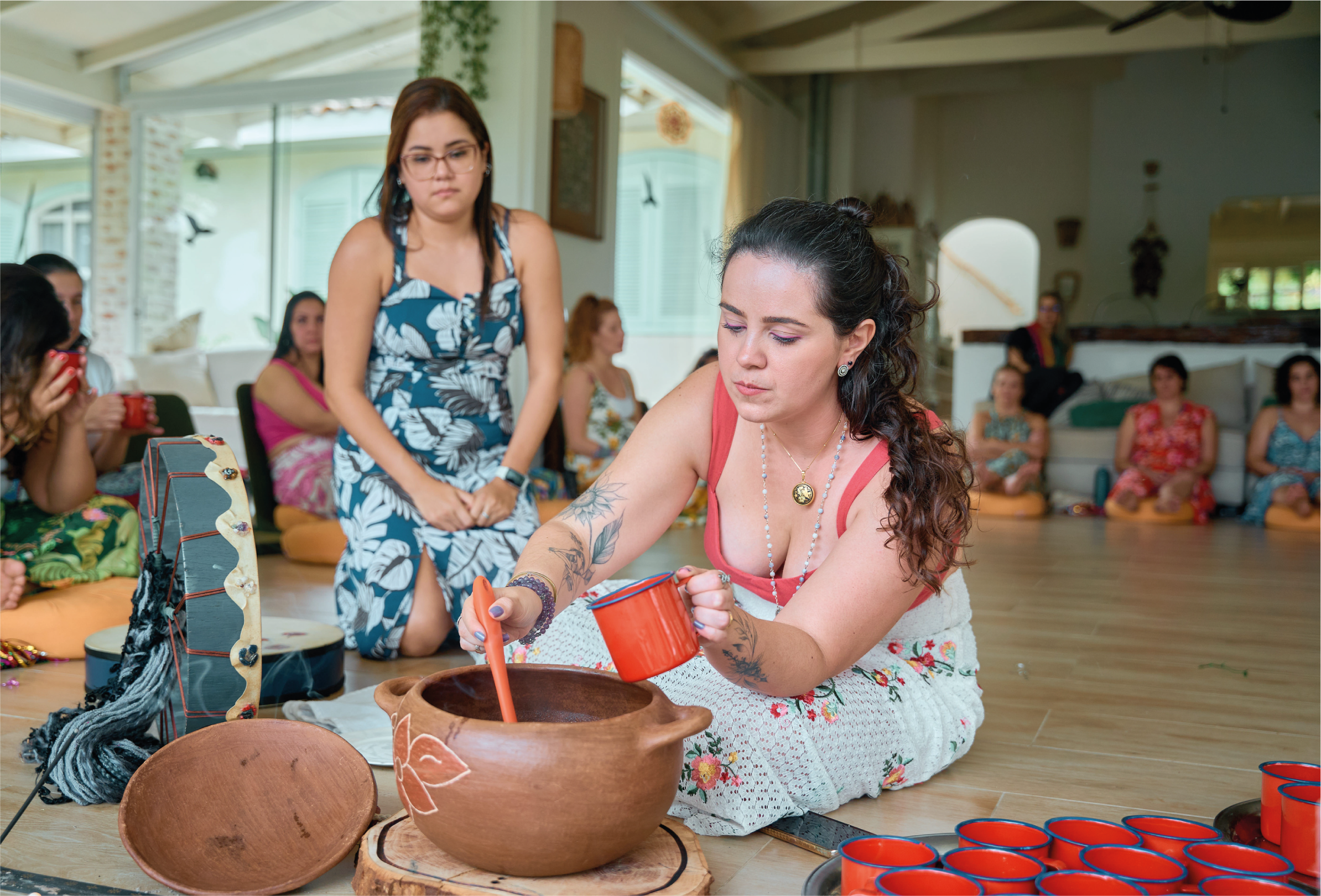 Ariane servindo cacau durante mentoria.